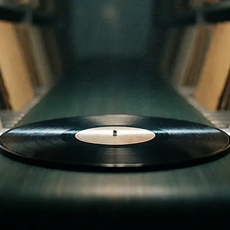 Le tri algorithmique du catalogue musical, entre titres retirés, badges IA et faux positifs